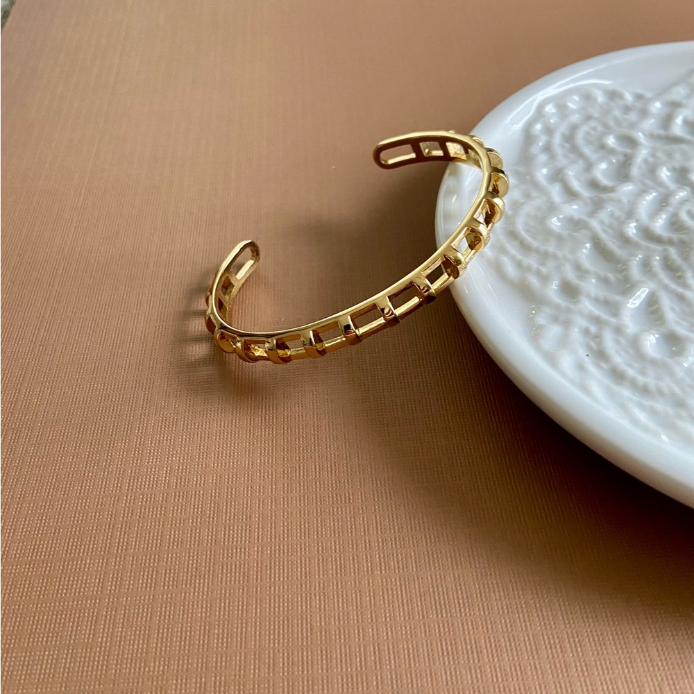 Pretty cuff bracelet in golden tone metal - Picture 13 of 16